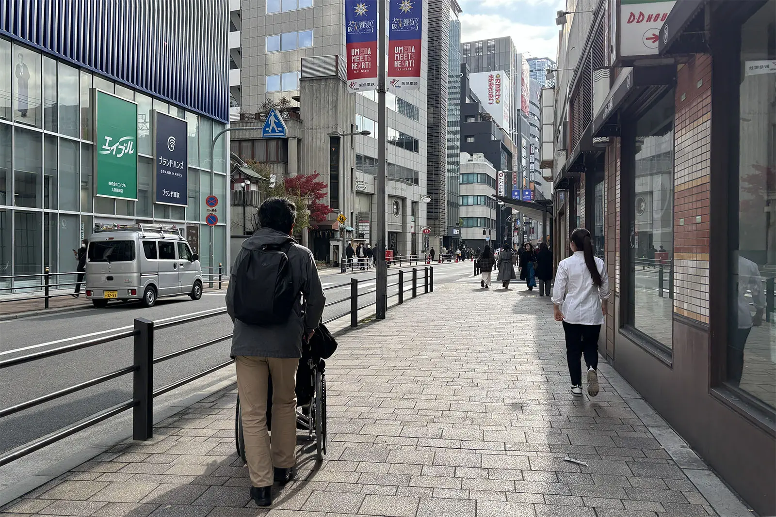 車椅子で移動するときは、広めの歩道があるルートを選びたい