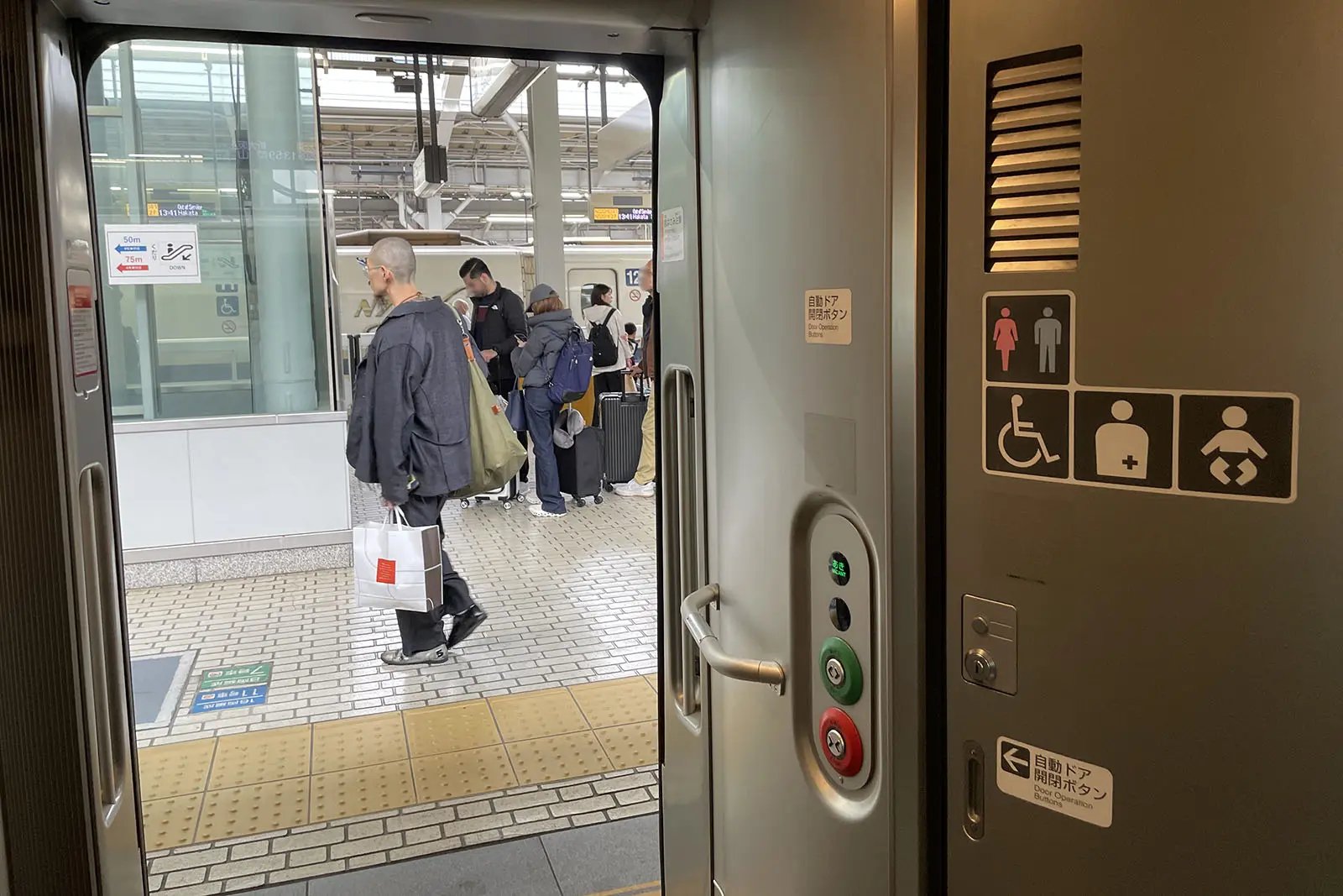車椅子用トイレを設置する車両もあるので、下車前に利用しておくのもいい