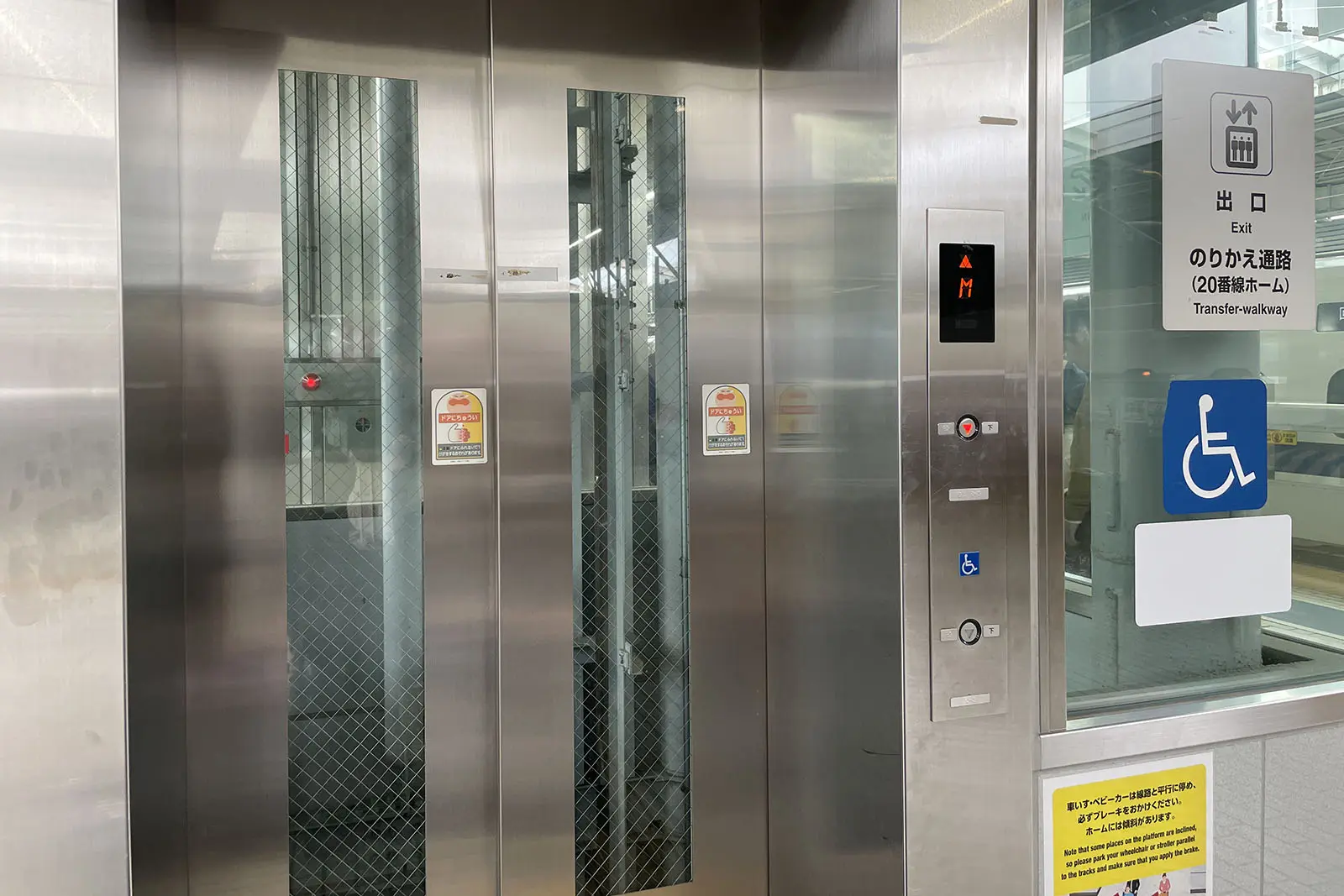 車椅子優先と書かれているエレベーターがあっても、行列して待つのが普通