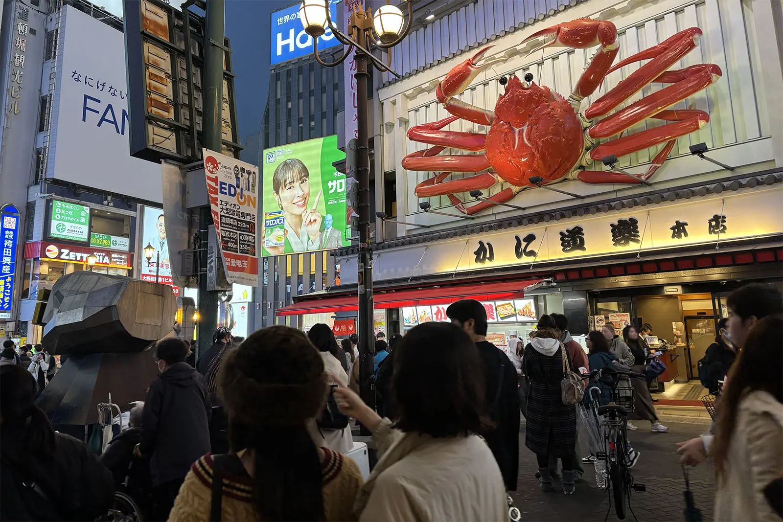 道頓堀は常に混雑しているので、スリ被害に遭わないよう注意したい