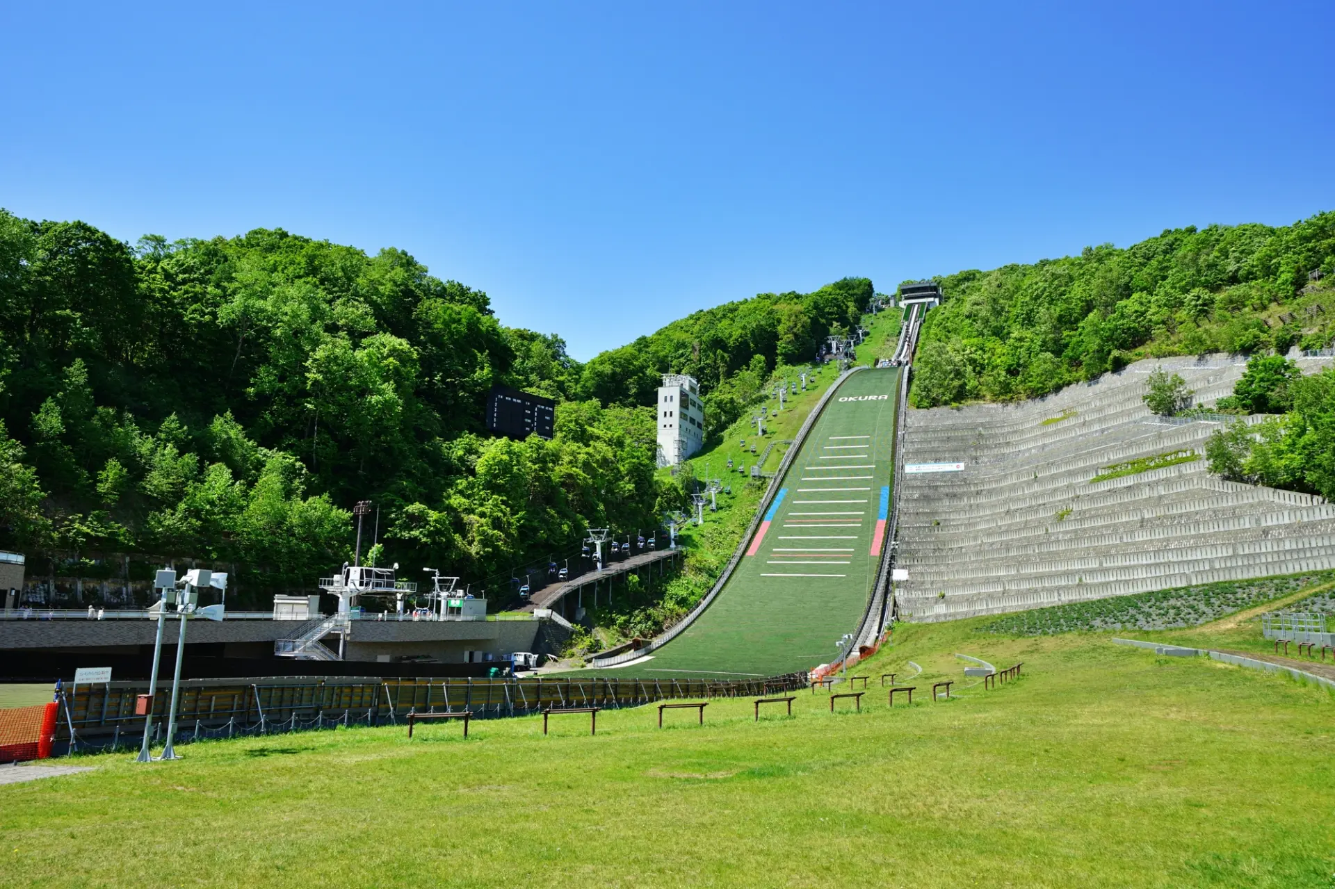 ジャンプ台越しに札幌の街並みを望むことができる展望スポット