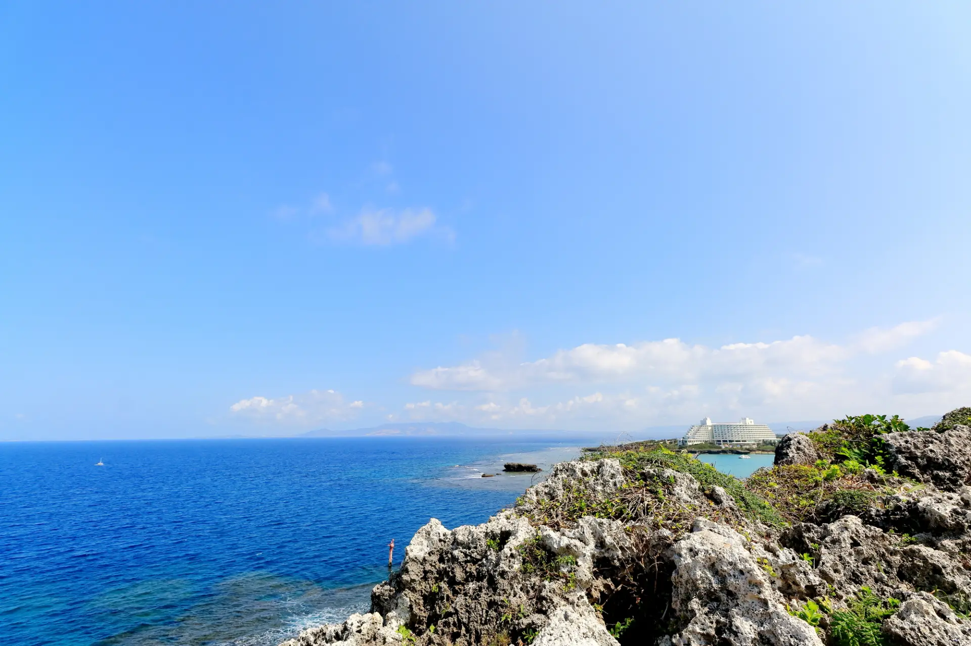 春の穏やかな気候のなか、万座毛から東シナ海を一望