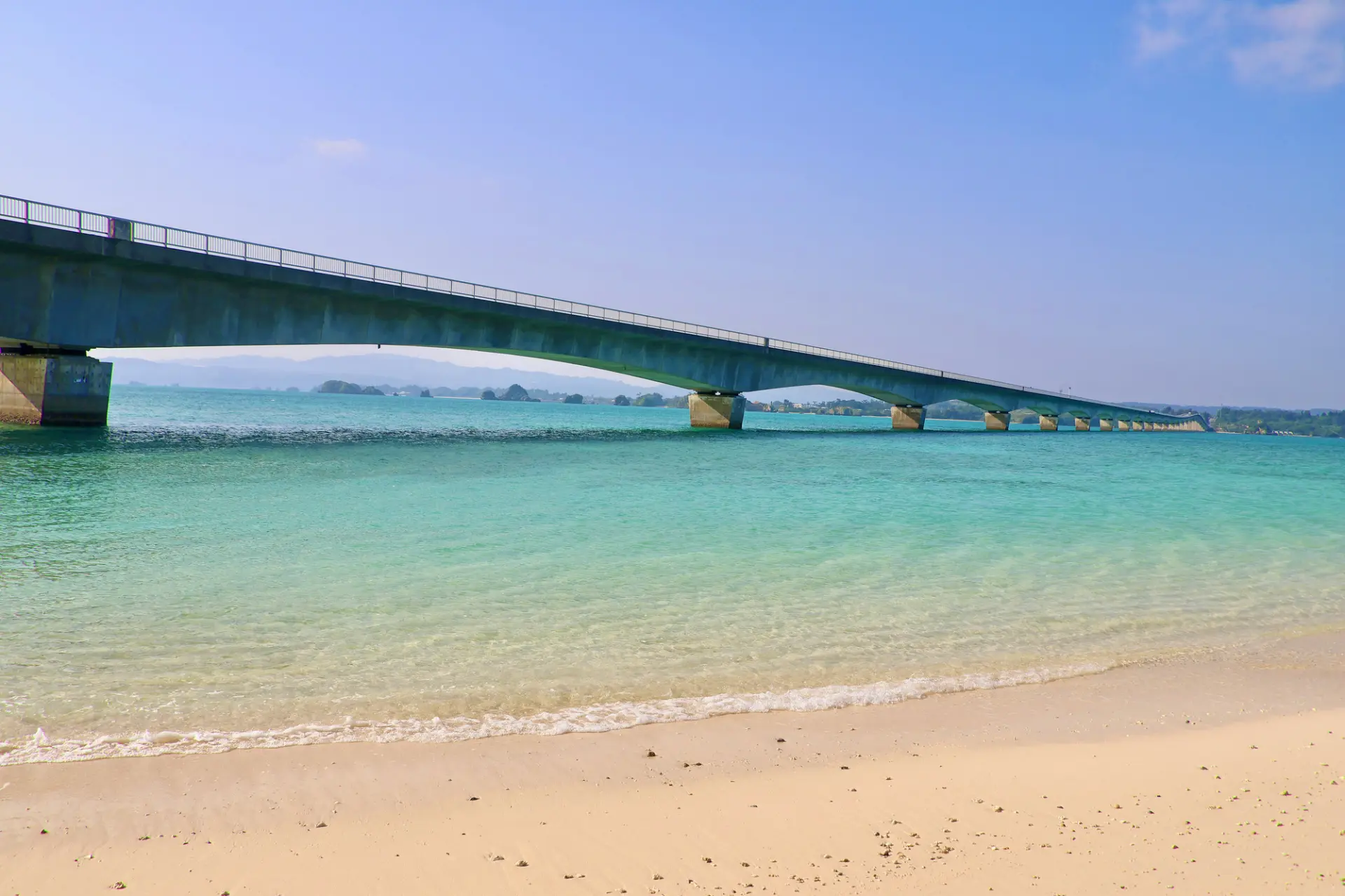 白い砂浜が広がるビーチからは古宇利大橋を一望できる