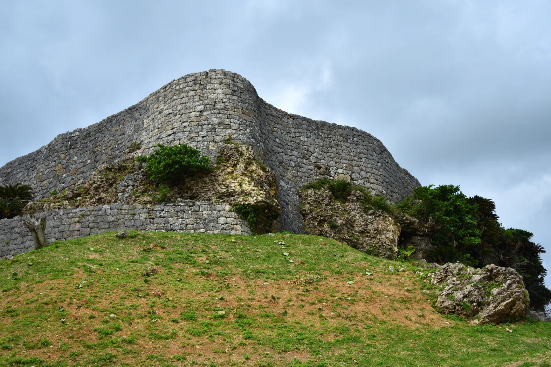 優雅な曲線を描く城壁が特徴