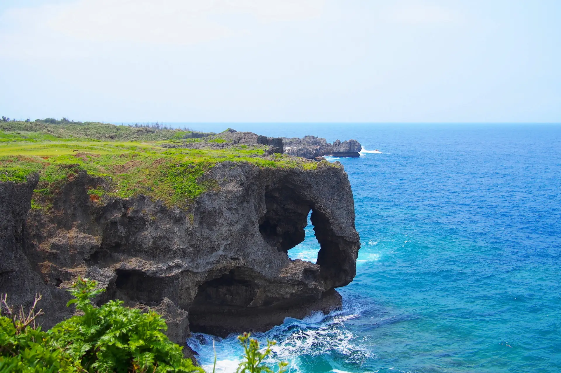 隆起サンゴが削られてできた、象の鼻のような断崖