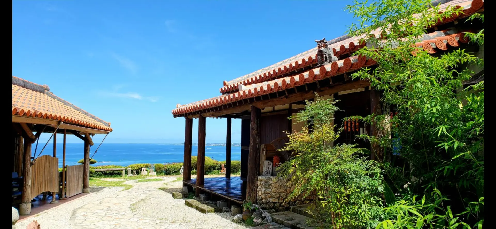 沖縄の海と伊江島を高台から一望できる絶景カフェ