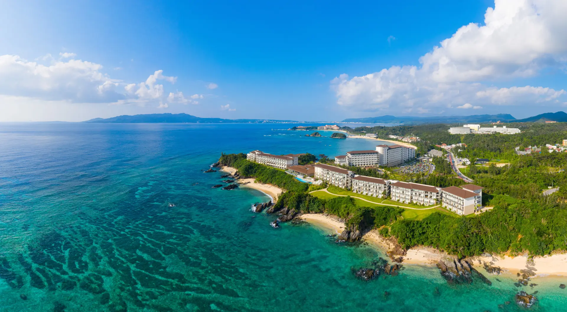 恩納村の海岸線に佇む、全室オーシャンビューのリゾートホテル