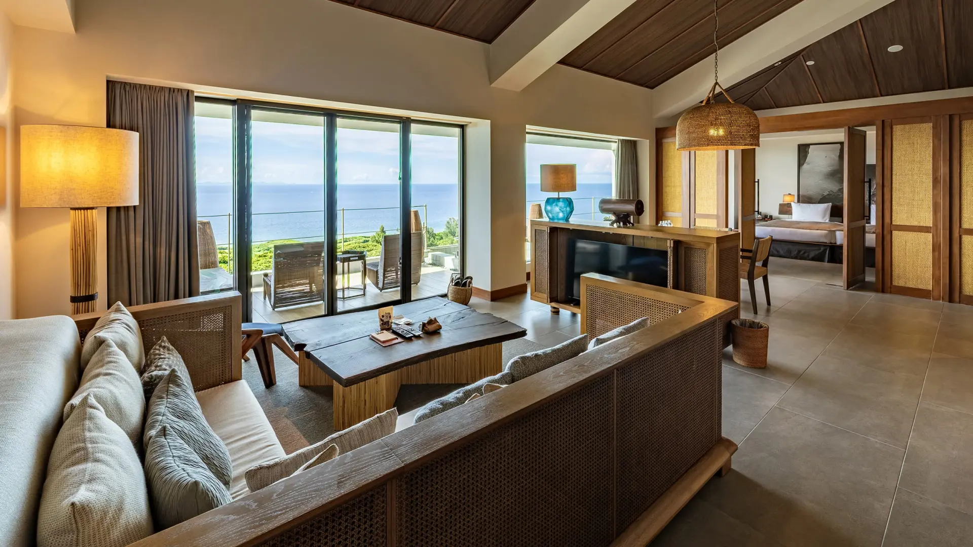 客室の窓から望むコバルトブルーの海が印象的