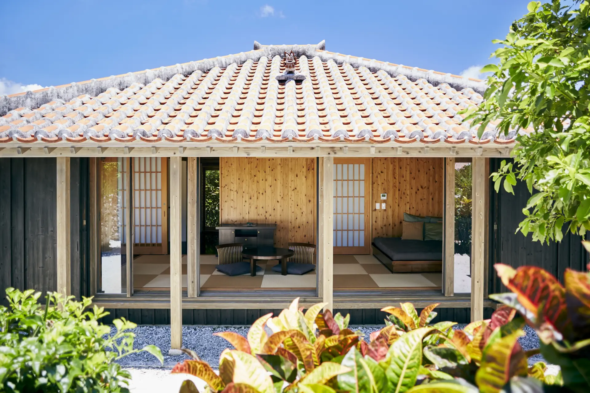 すべて独立した全48棟のヴィラは、プライベートな空間での滞在を叶える