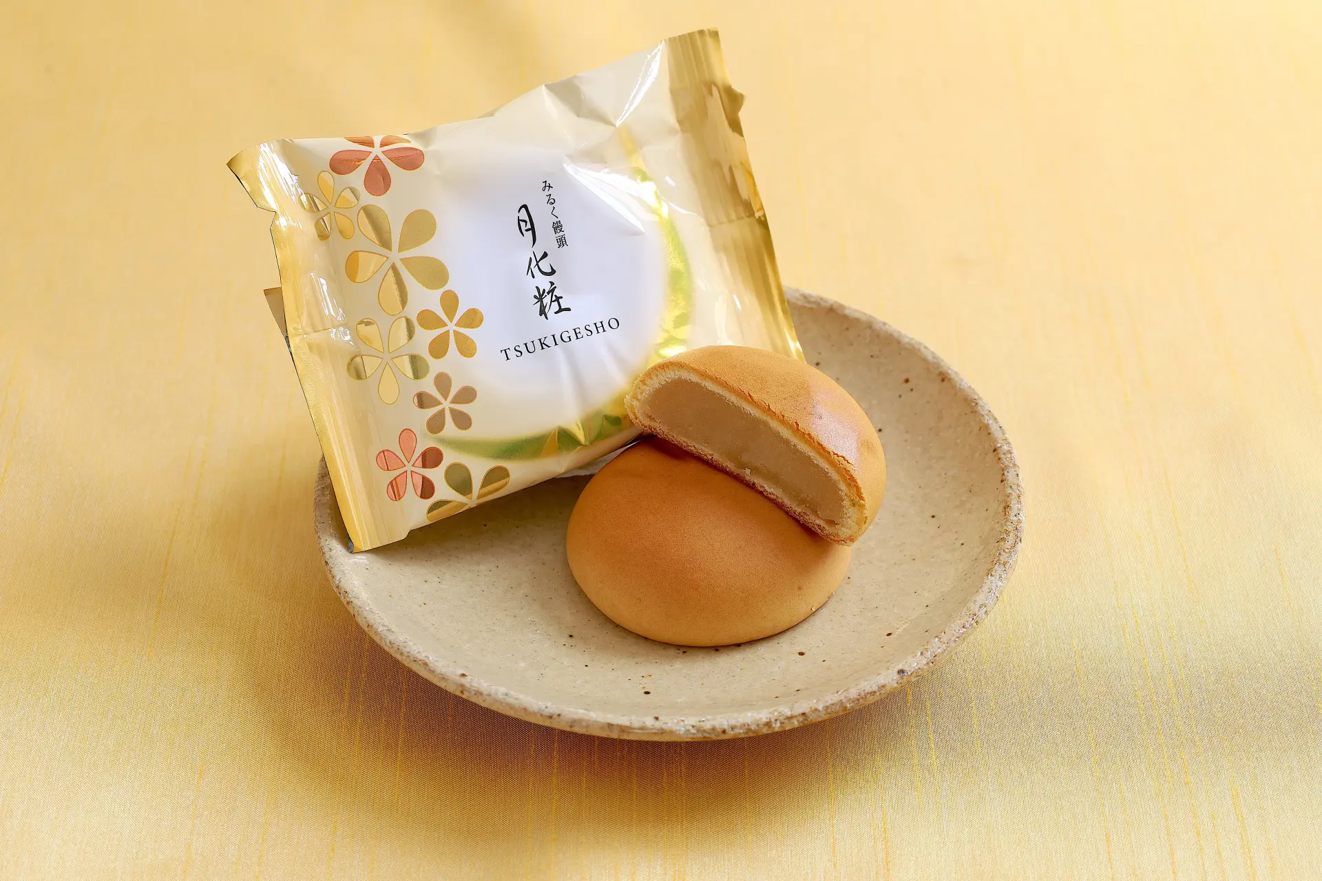 「みるく饅頭 月化粧」。JAL国内線のファーストクラスの機内食に採用された実績も