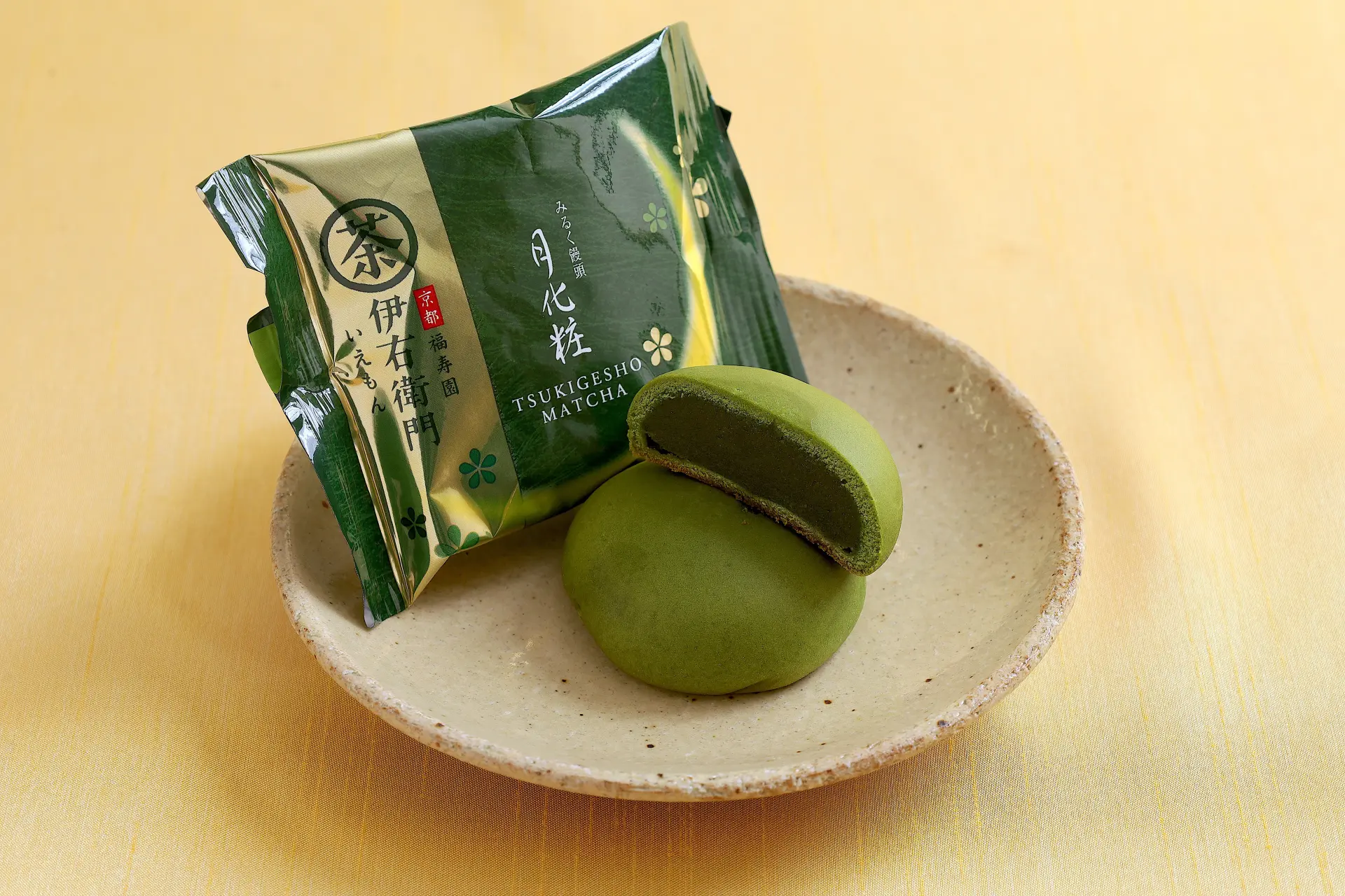 日本屈指のお茶ブランド「伊右衛門」の抹茶を使用した「伊右衛門　月化粧」。甘さとほろ苦さがベストバランス