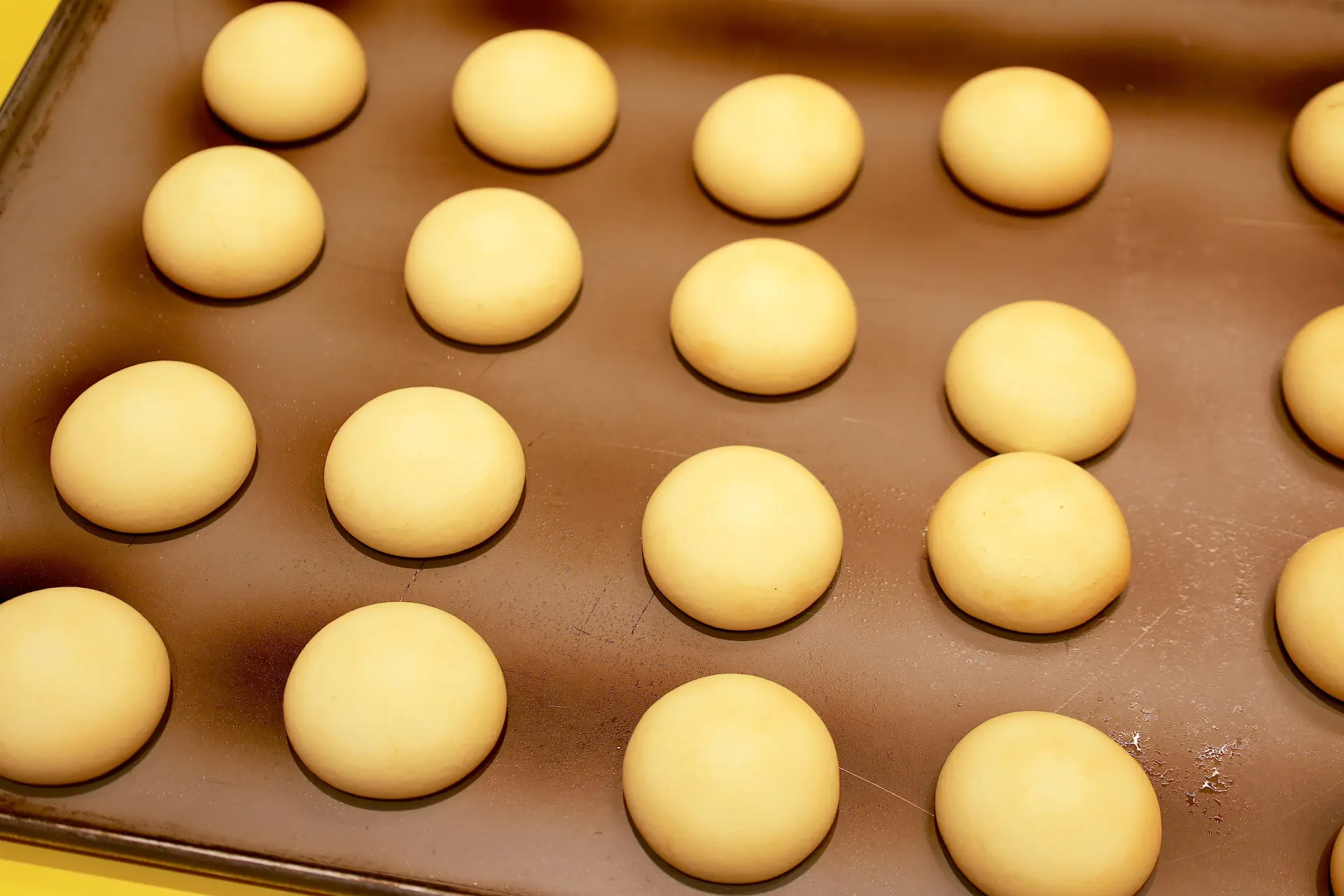 業務用オーブンで焼成することで、ふんわりアツアツの逸品が仕上がる