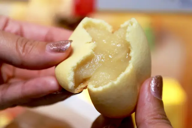 The house-made milk bean paste turns melty inside, and what’s great is that you can enjoy it freshly baked no matter what time you visit.