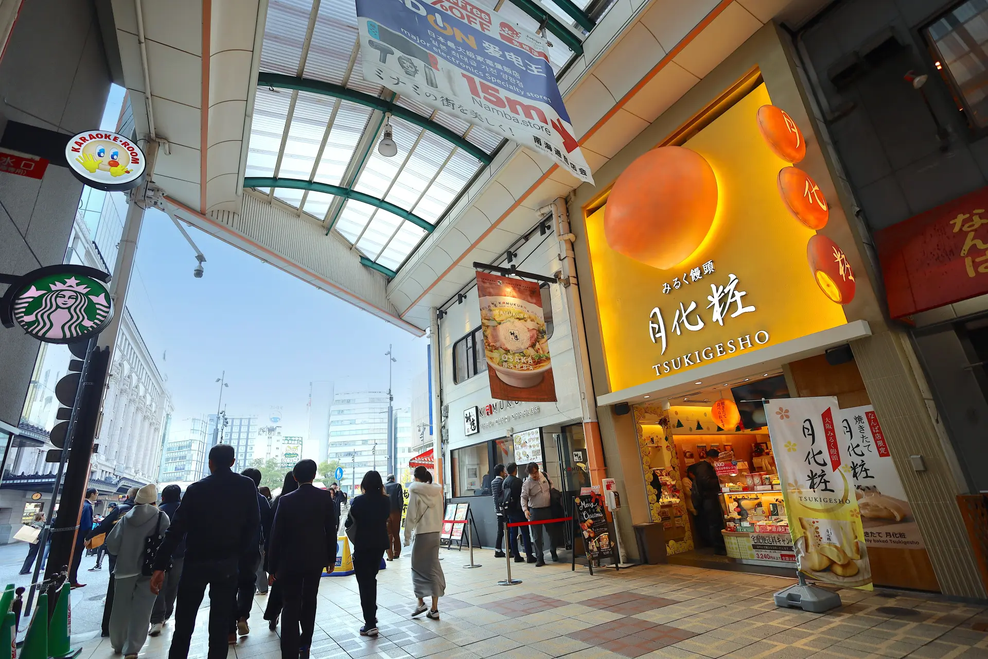 多くの人が往来するなんばエリアに店を構える。百貨店「大阪高島屋」前の歩行者天国広場からすぐ