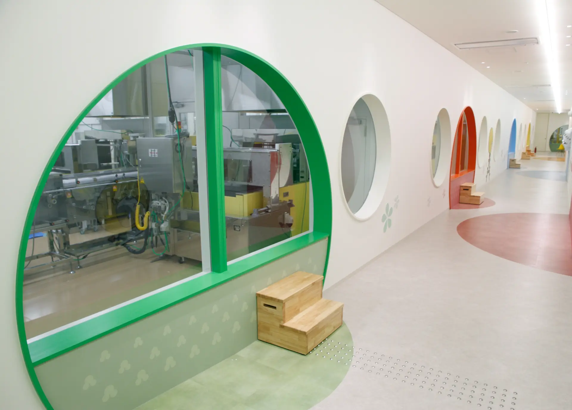 一般公開されている製造ライン。包餡・焼成・冷却・包装・箱詰めの5つの工程を間近で見学できる