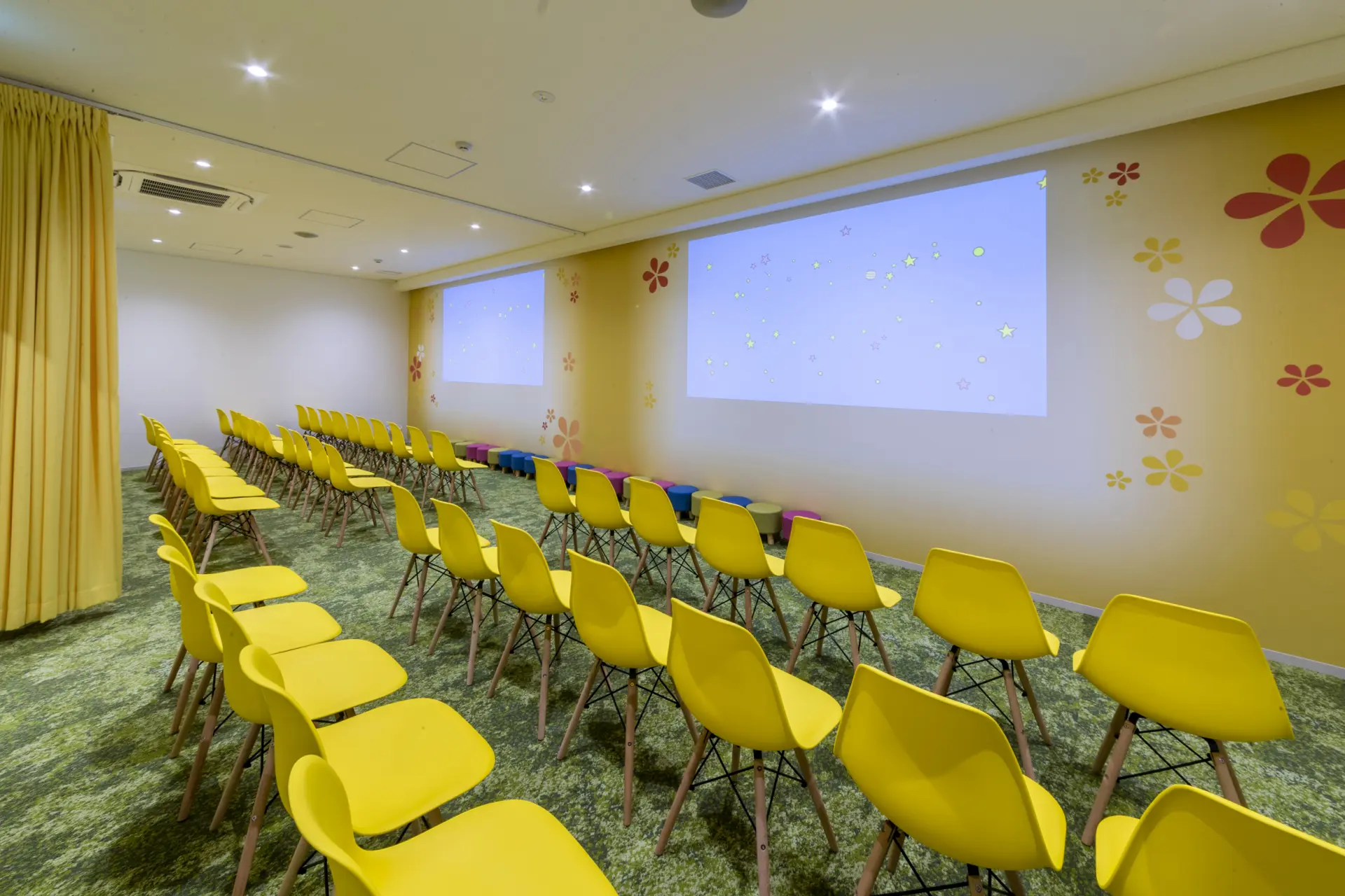 映像とクイズ形式で月化粧の誕生ストーリーなどを上映するシアター。公式キャラクターである「つきろーくん」と「みるもちゃん」が出演