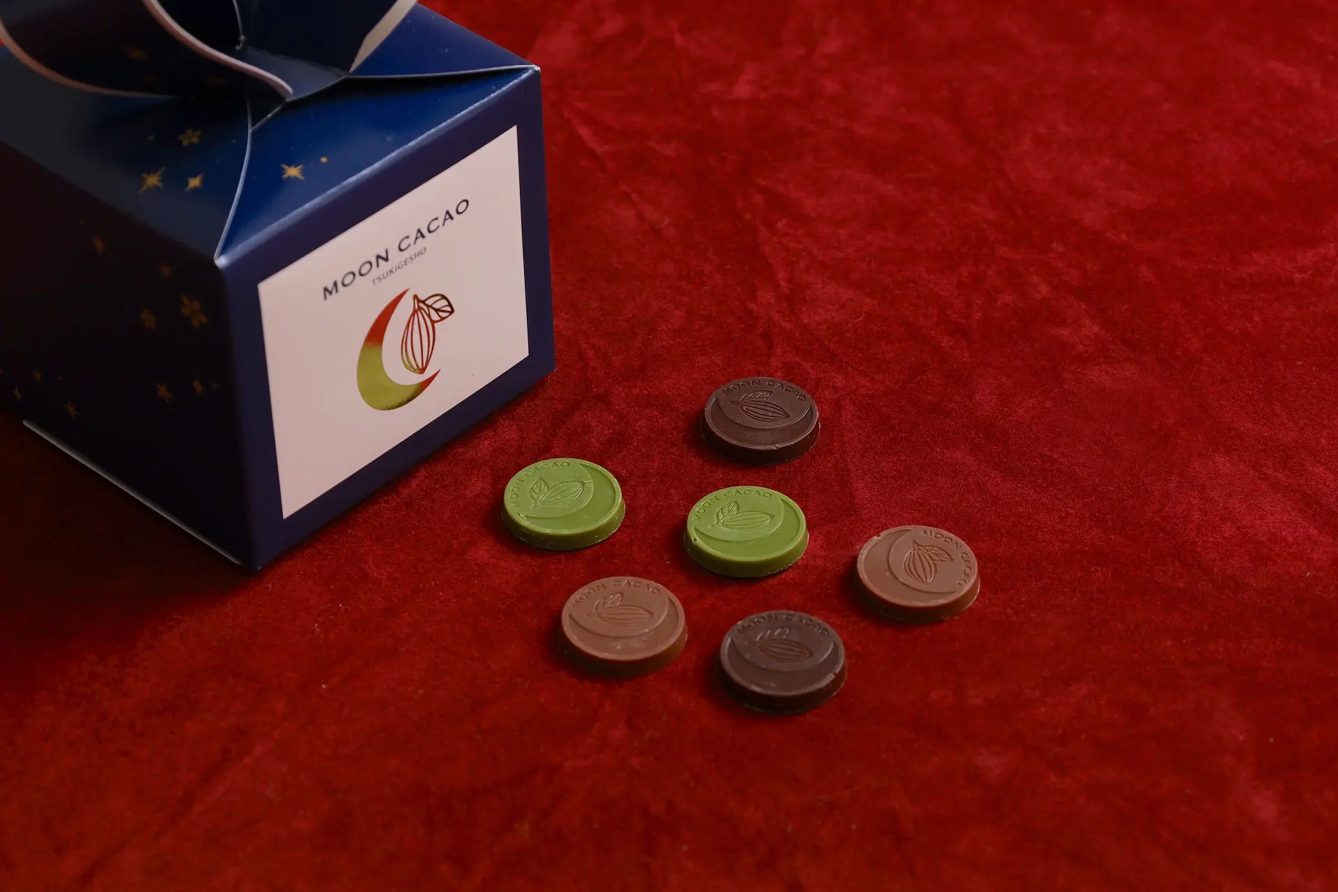 「MOON CACAO Petit（プチ）」。ワンフィンガーでスタイリッシュに味わえる