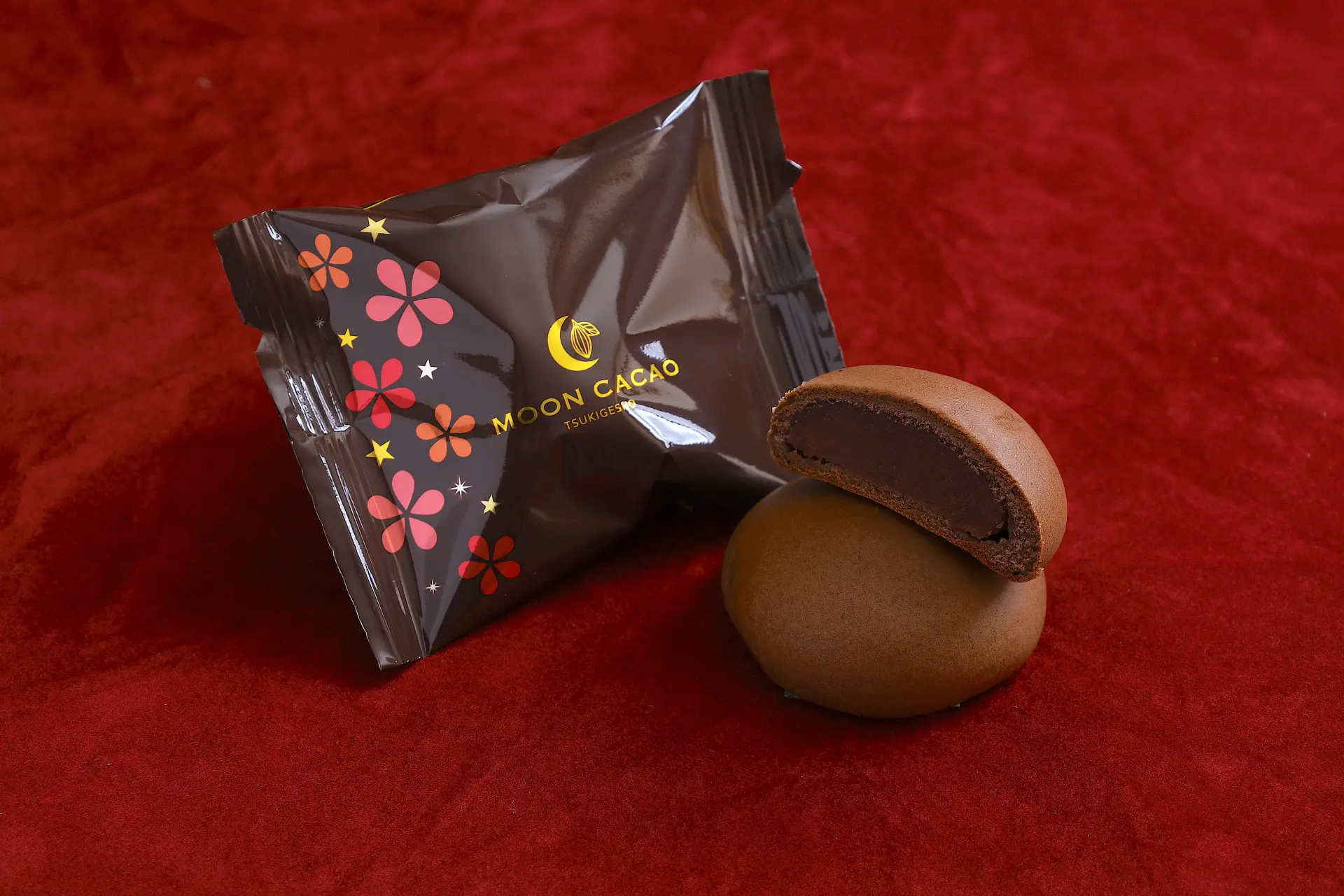 「MOON CACAO Tsukigesho」。一口食べると、口の中に豊かなカカオの風味が広がる