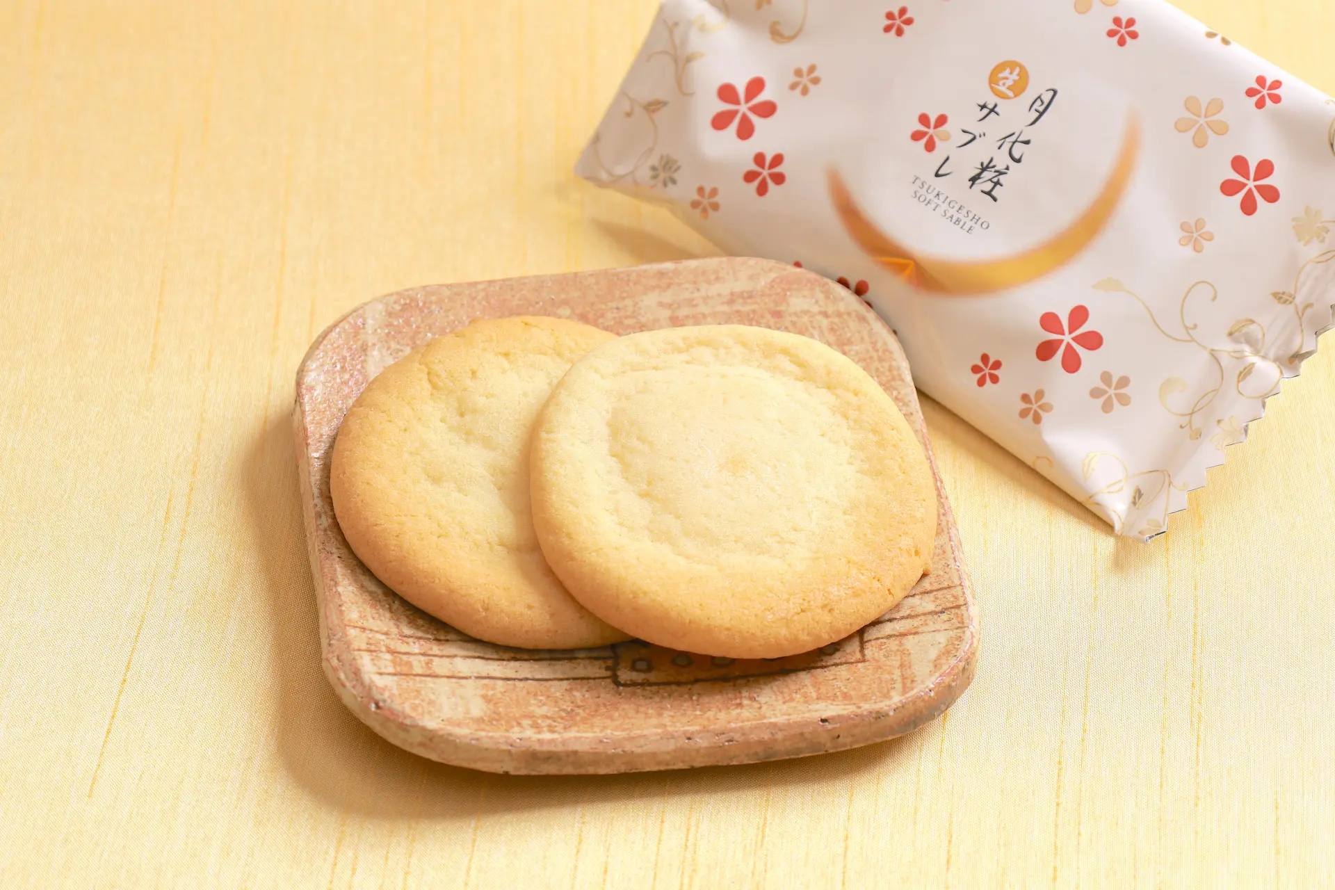 「月化粧　生サブレ」はホワイトチョコ＆ミルクのやさしい甘さと、新食感のなめらかな口どけが特徴