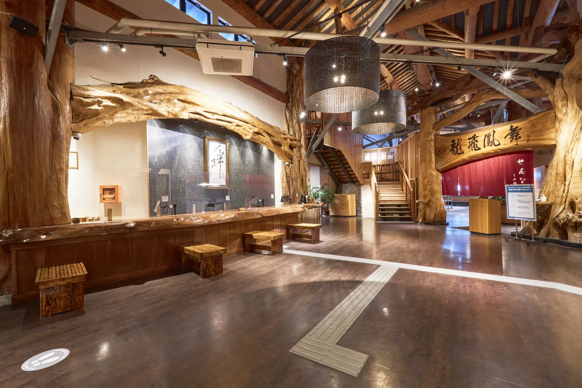 大厅也展示着许多名贵木材的立体雕塑