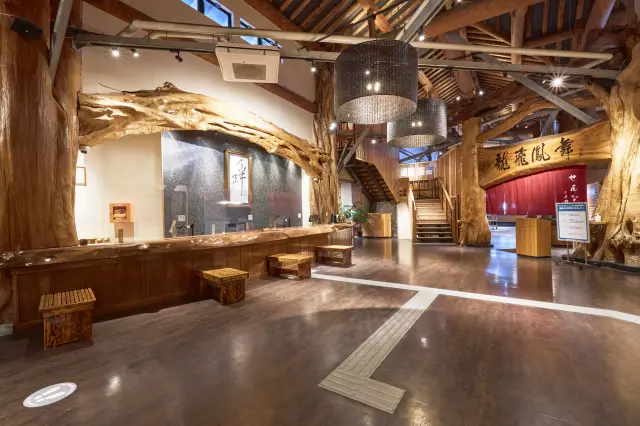 Many objects made of fine wood are also displayed in the lobby.