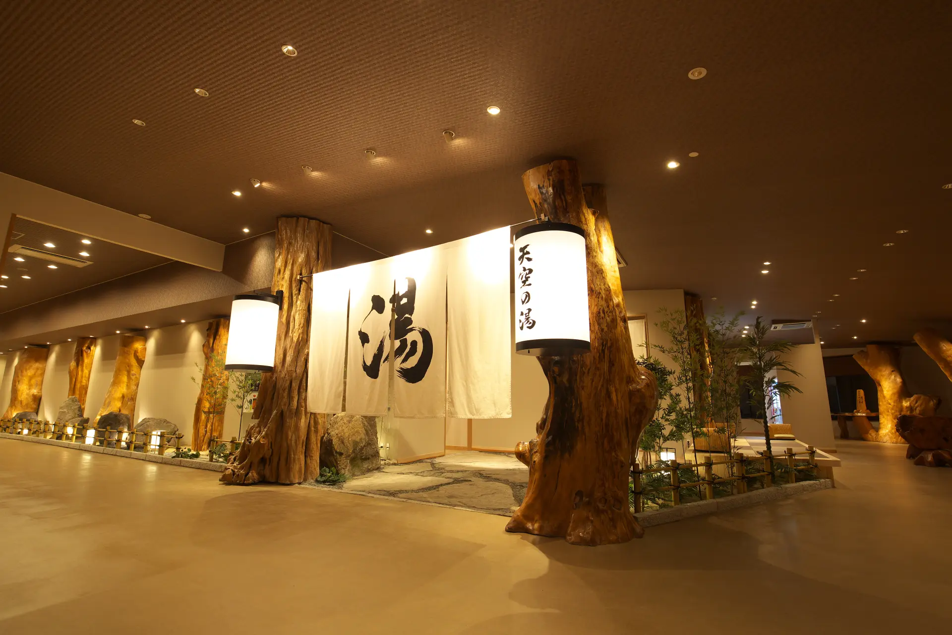 充满木质温润感的大浴场入口