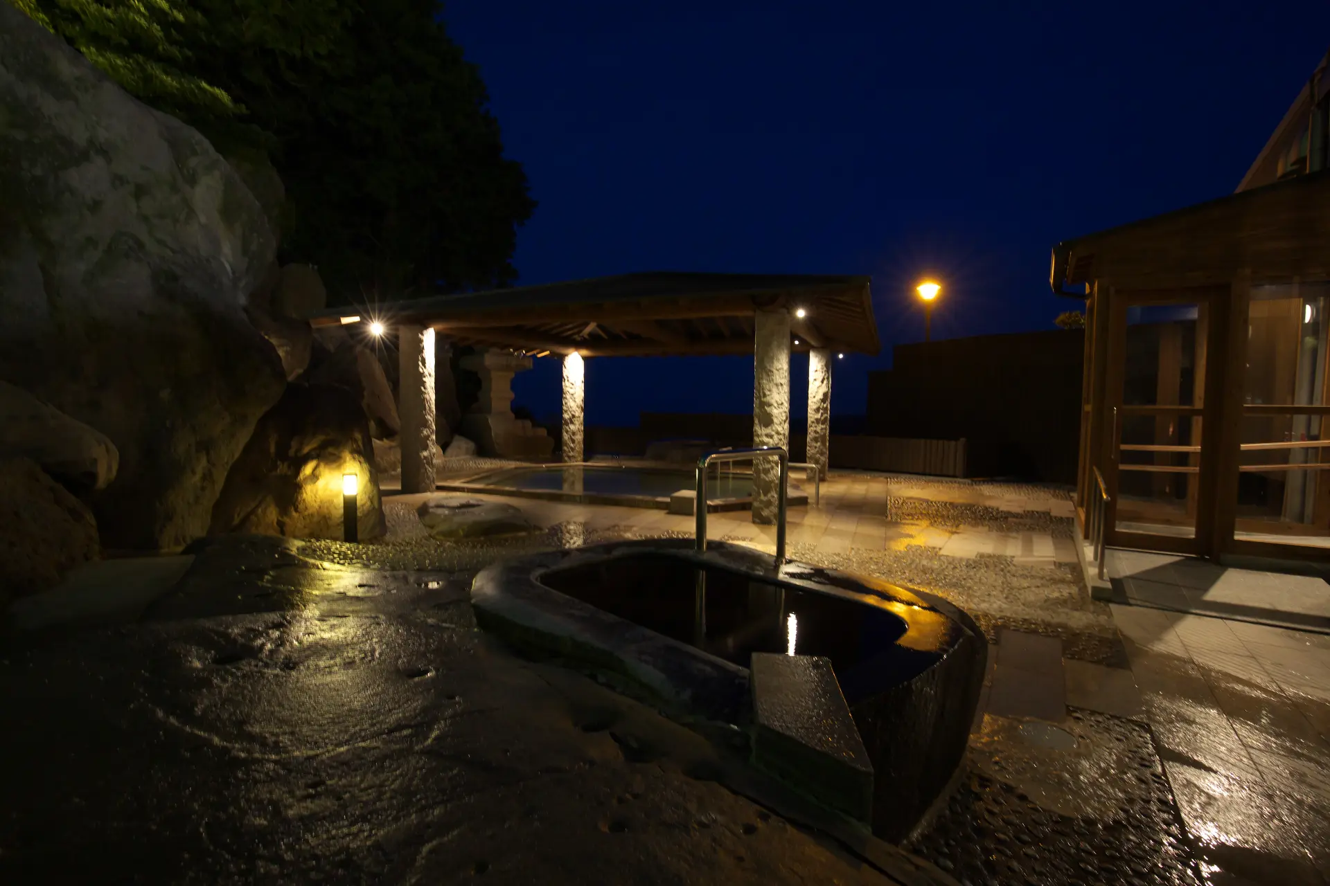 天然石材凿刻而成的岩浴池