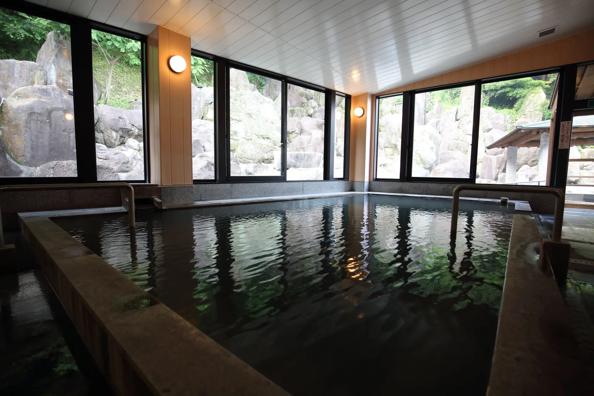 宽敞的室内浴池