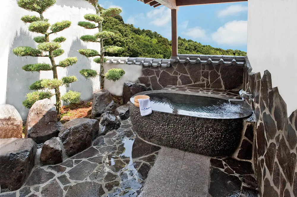 附天然石挖凿露天浴池的和室客房