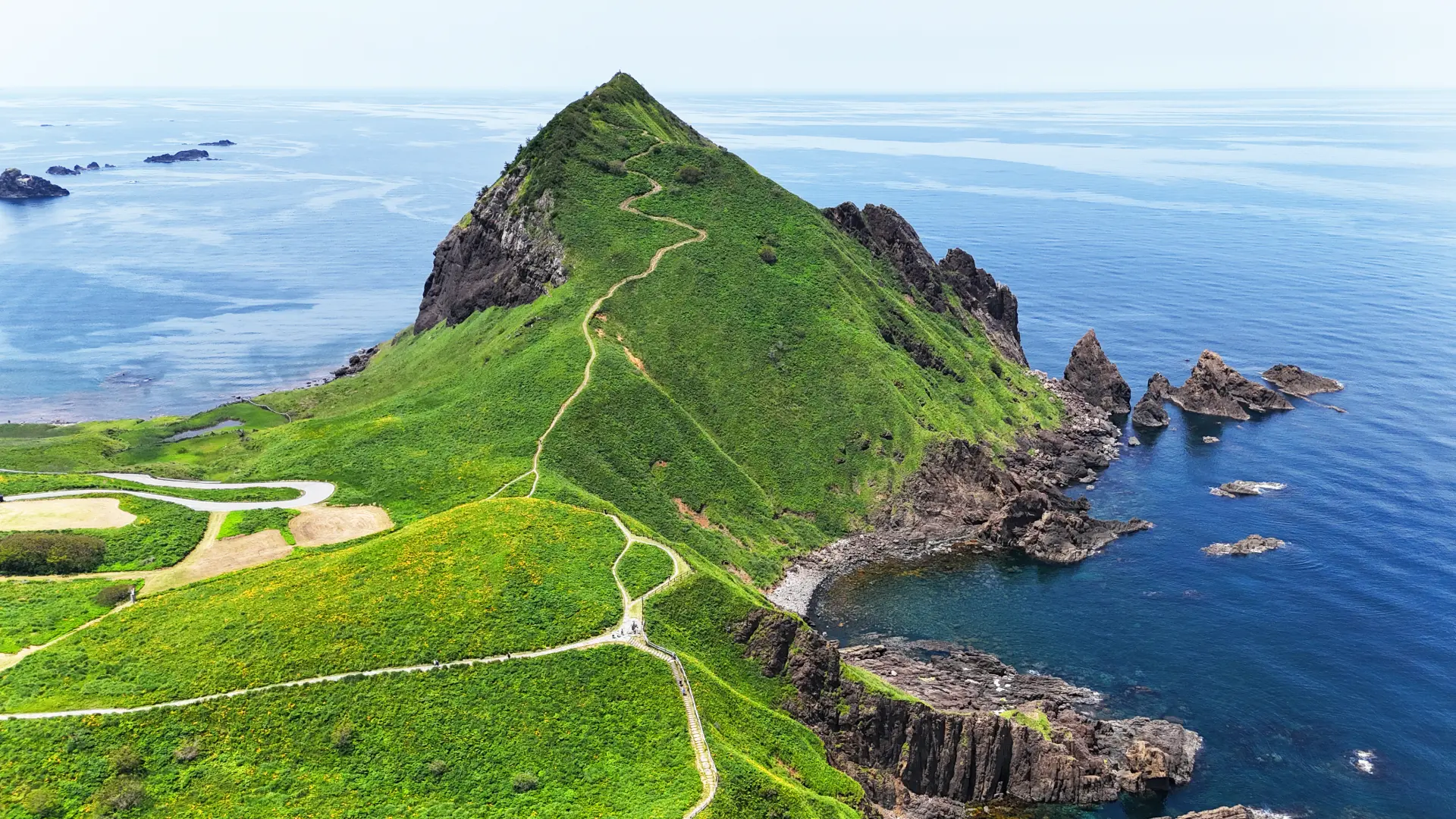 ミシュラン・グリーンガイド・ジャポンで二つ星を獲得した、佐渡島北端の絶景スポット