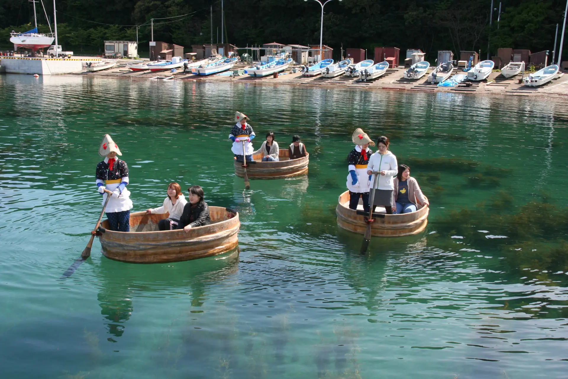 佐渡名物、ゆらゆら揺れるたらい舟に乗ってみよう