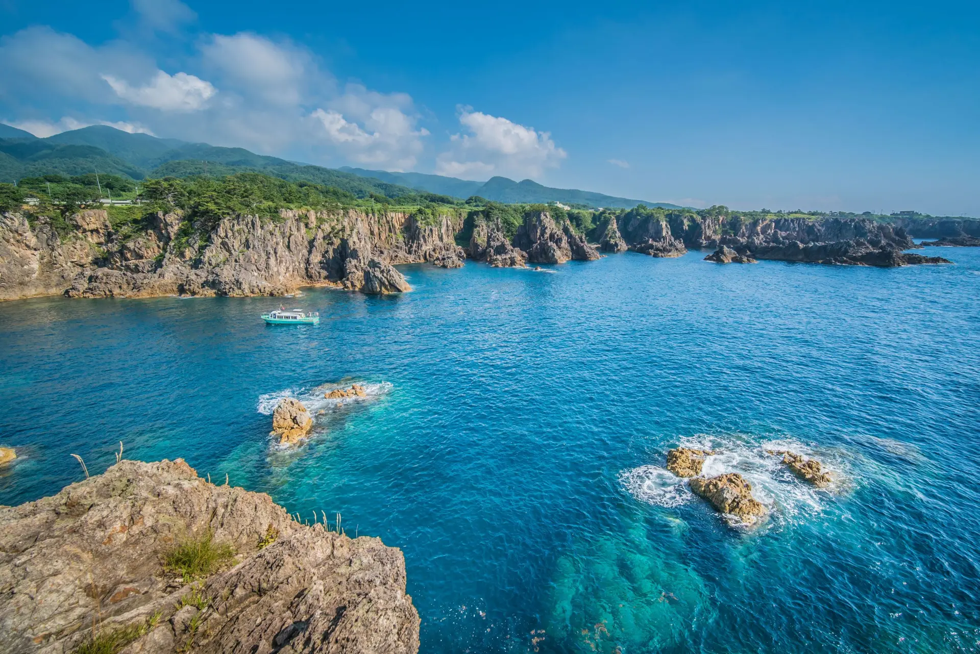 北欧のフィヨルドに匹敵する絶景を海中透視船や展望台から堪能