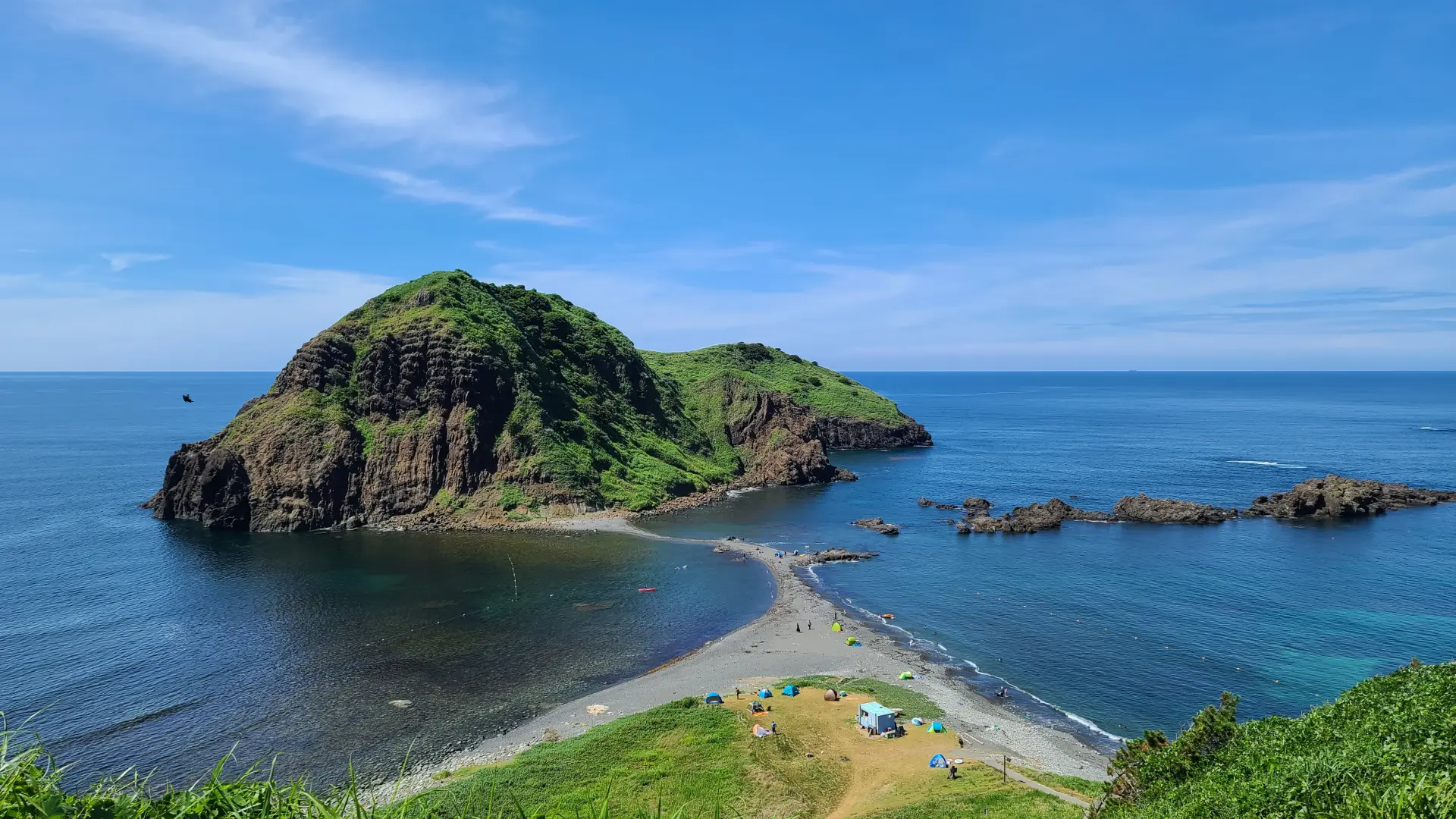 景勝地「二ツ亀」が目の前、佐渡随一の透明度を誇る絶景ビーチ