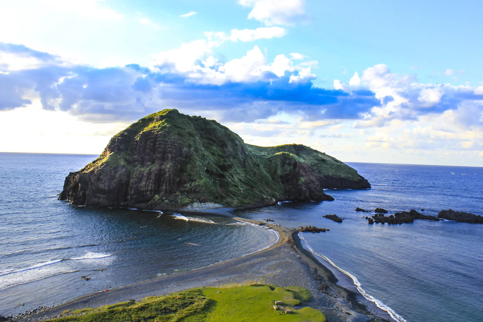 亀の甲羅のような小島が並ぶ「二ツ亀」