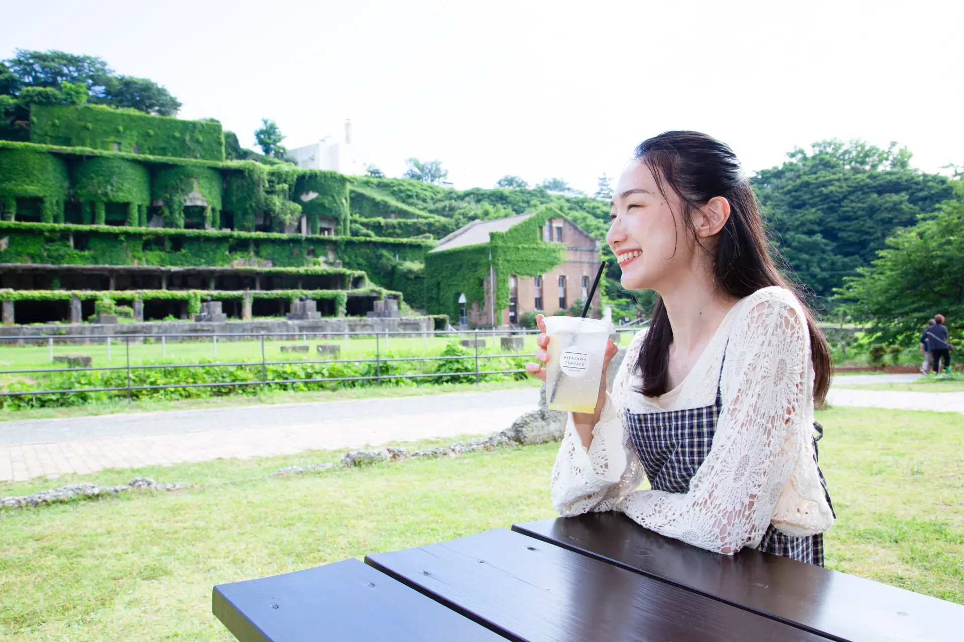 テラス席からは北沢浮遊選鉱場跡を望める