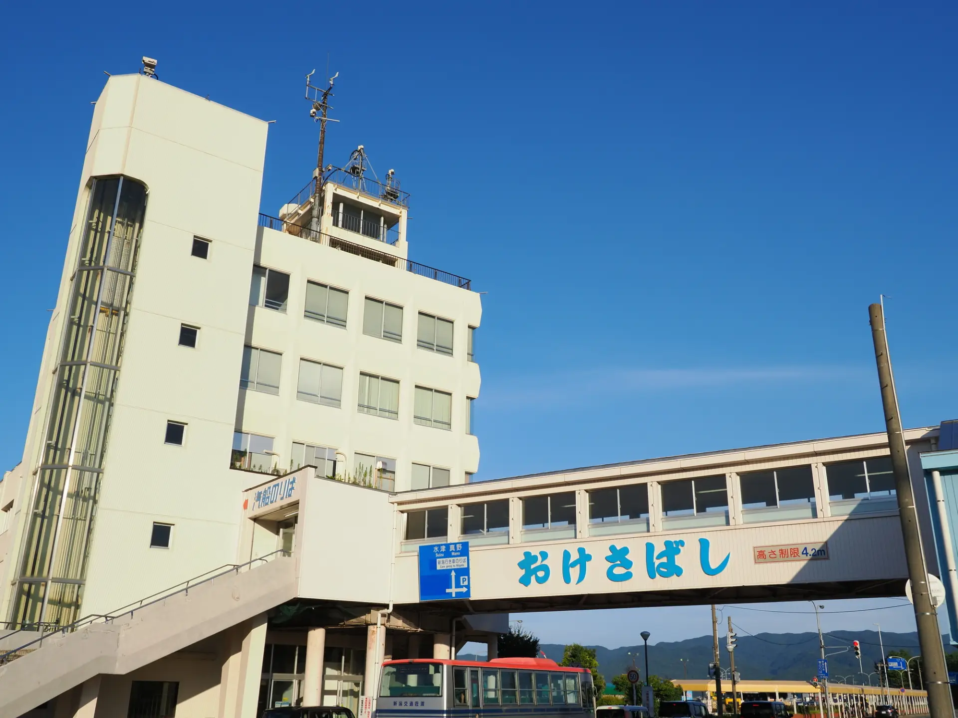 佐渡島の定番土産や名産品が揃うお土産コーナー