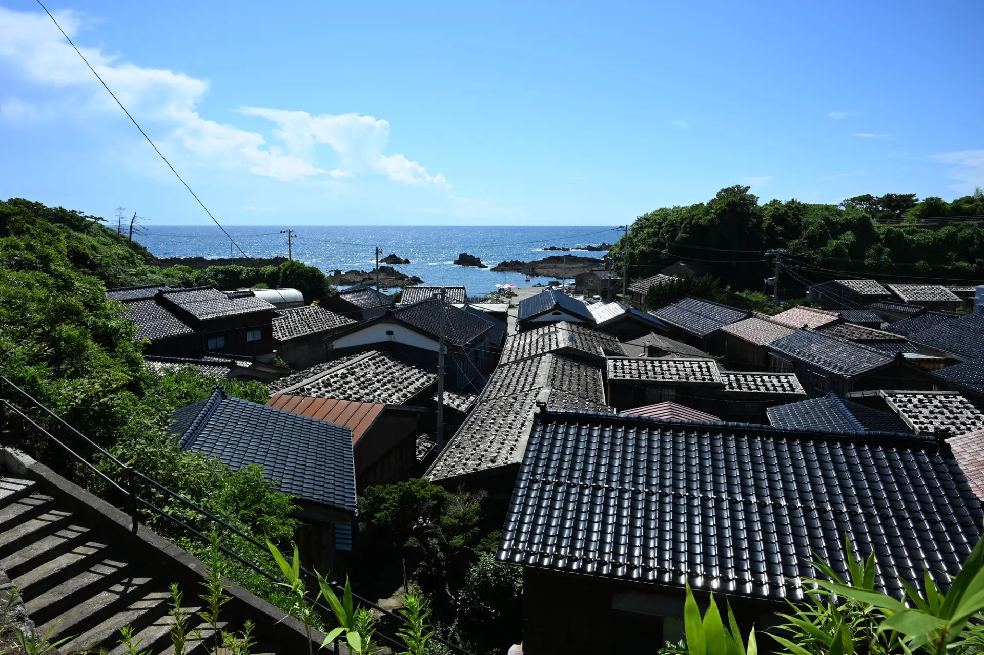 国の「重要伝統的建造物群保存地区」に選定された宿根木集落に佇む宿