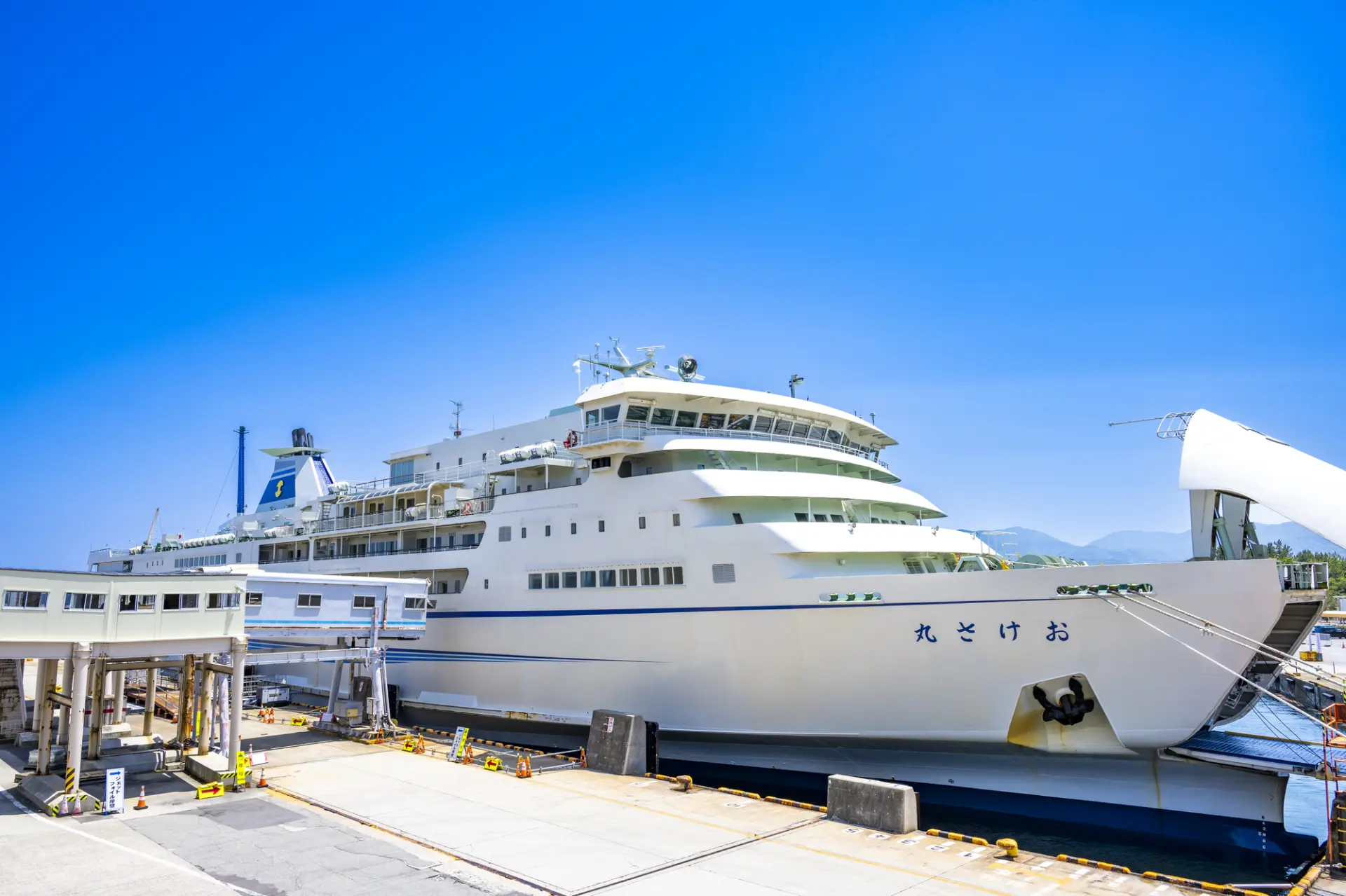 佐渡島の両津港に停泊するフエリー