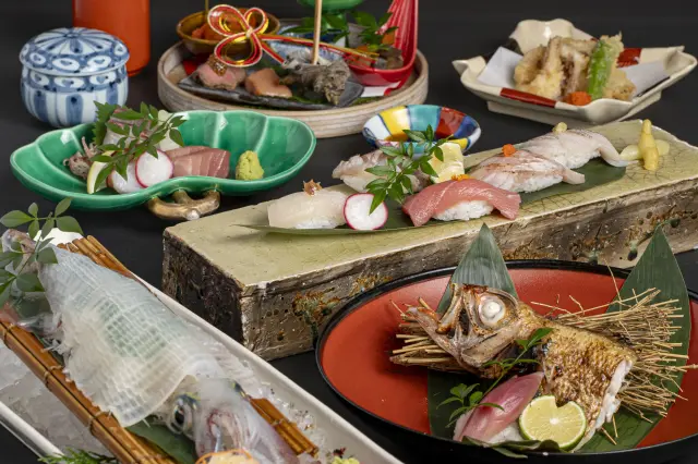 美丽的传统工艺器皿为料理锦上添花