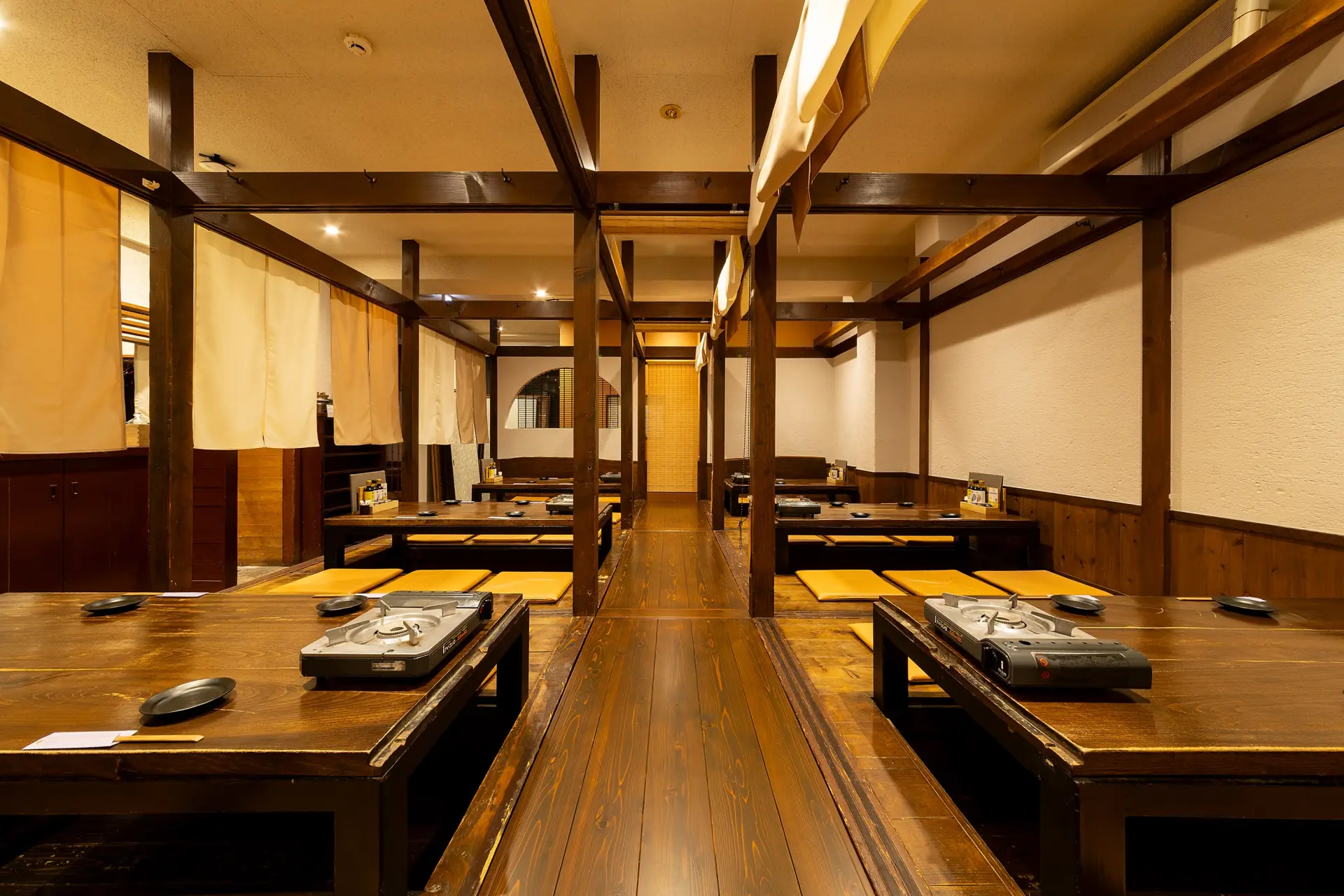 在挖洞座位悠閒地伸展雙腿放鬆