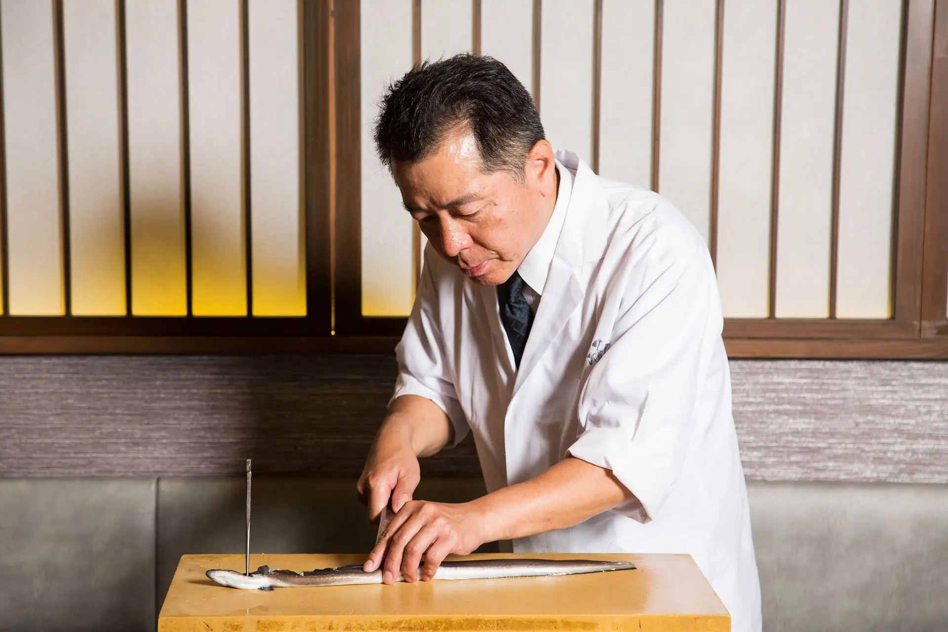 使用傳統的“江戶裂”鰻魚刀處理鰻魚