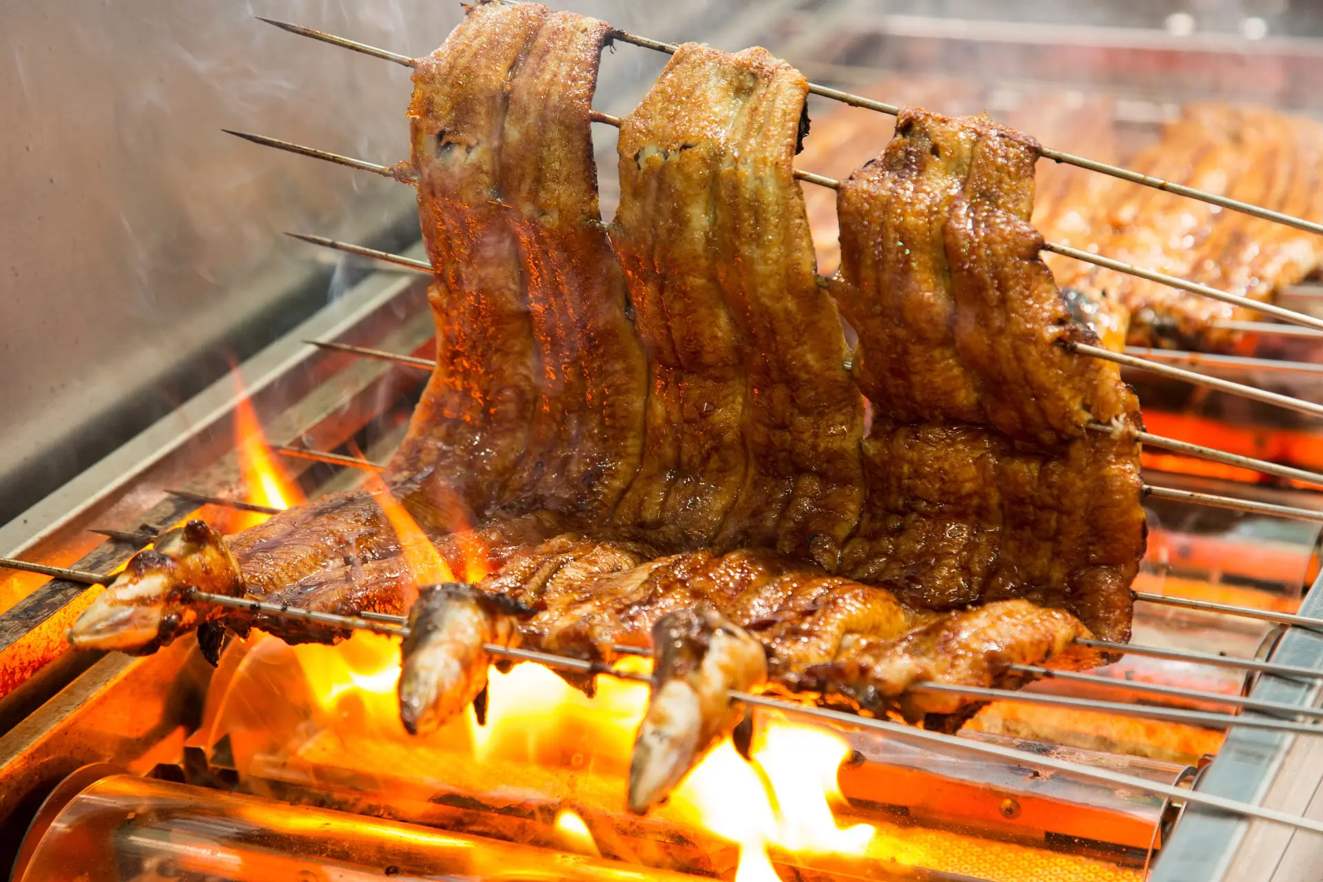 職人靈活操縱串籤，呈現出絕妙火侯