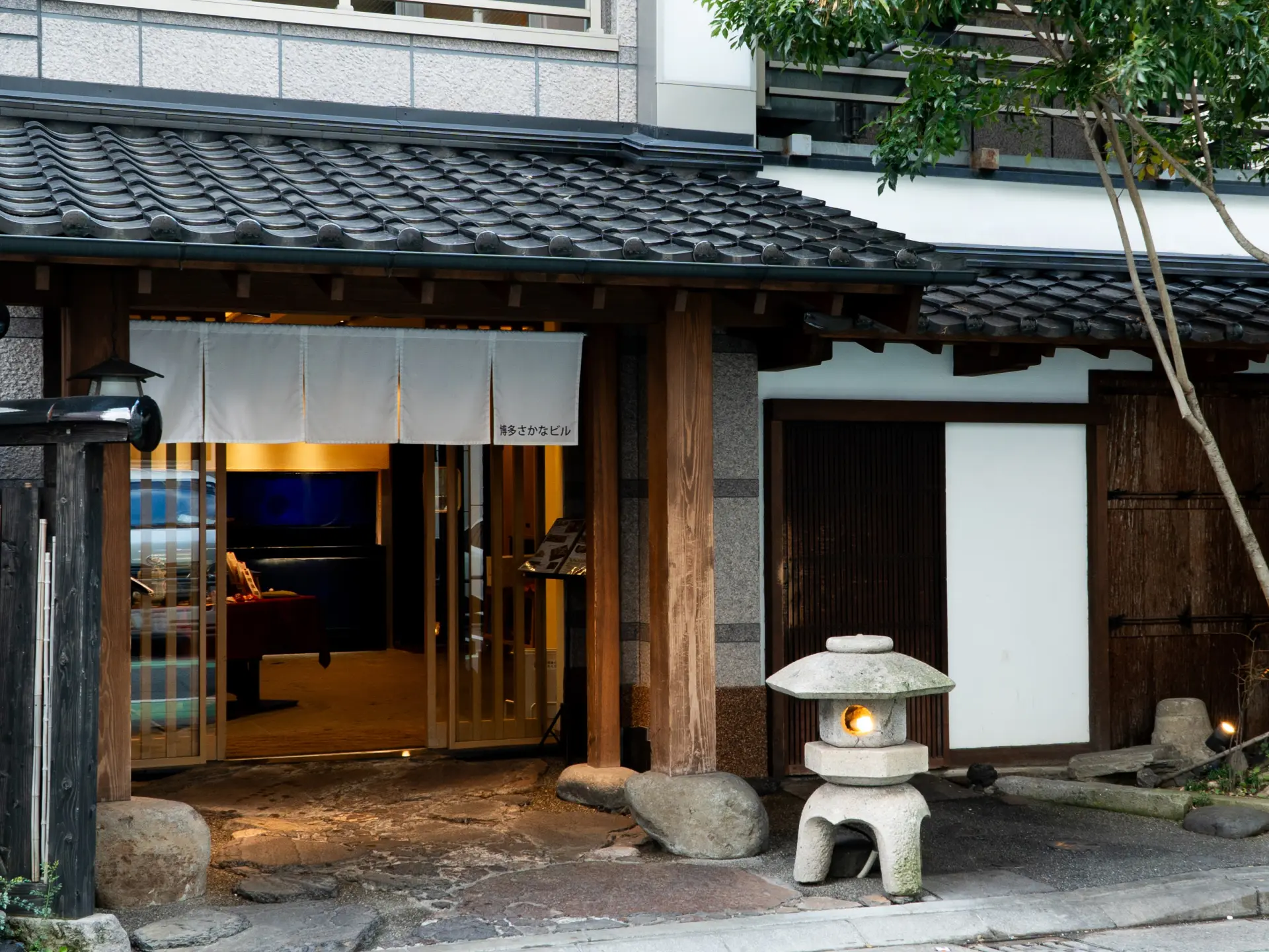 燈籠光影與暖簾搖曳、充滿情調的店門口