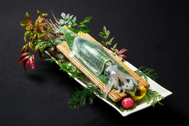 Yariika Ikizukuri (Living sashimi) is available at lunch.