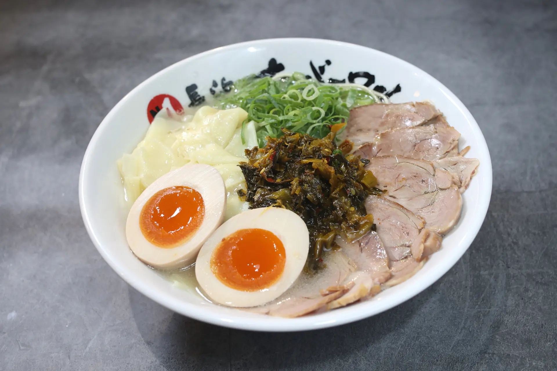 「特制拉面（スペシャルらーめん）」上摆满各种豪华配料