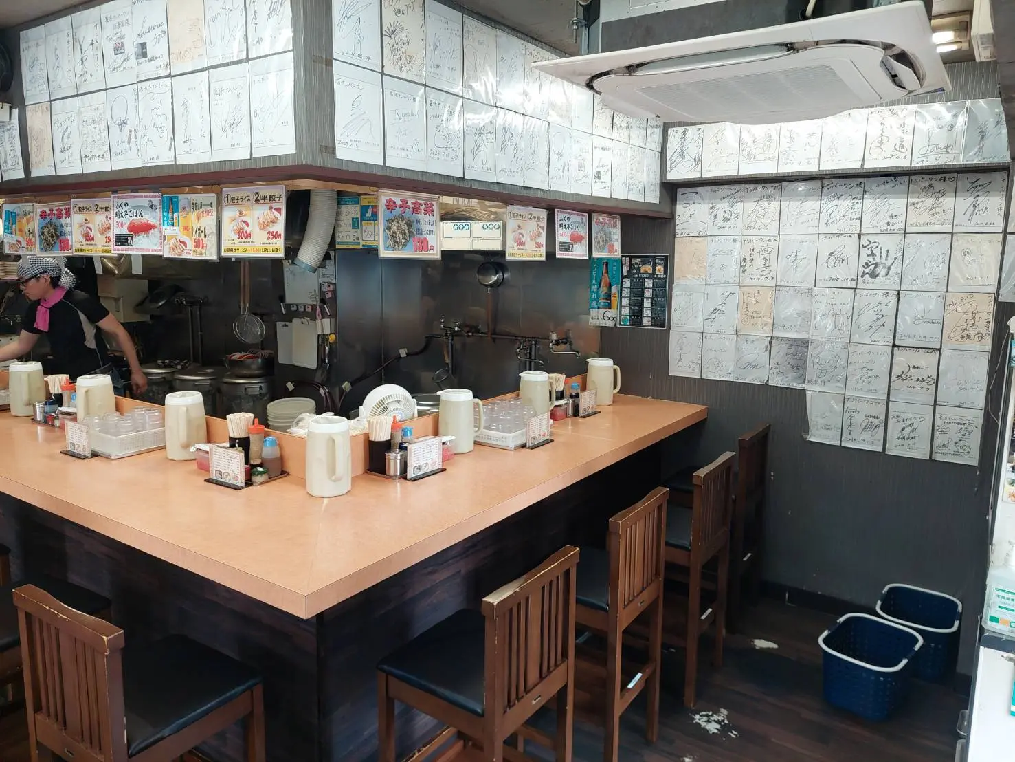 店内墙面挂满名人的签名