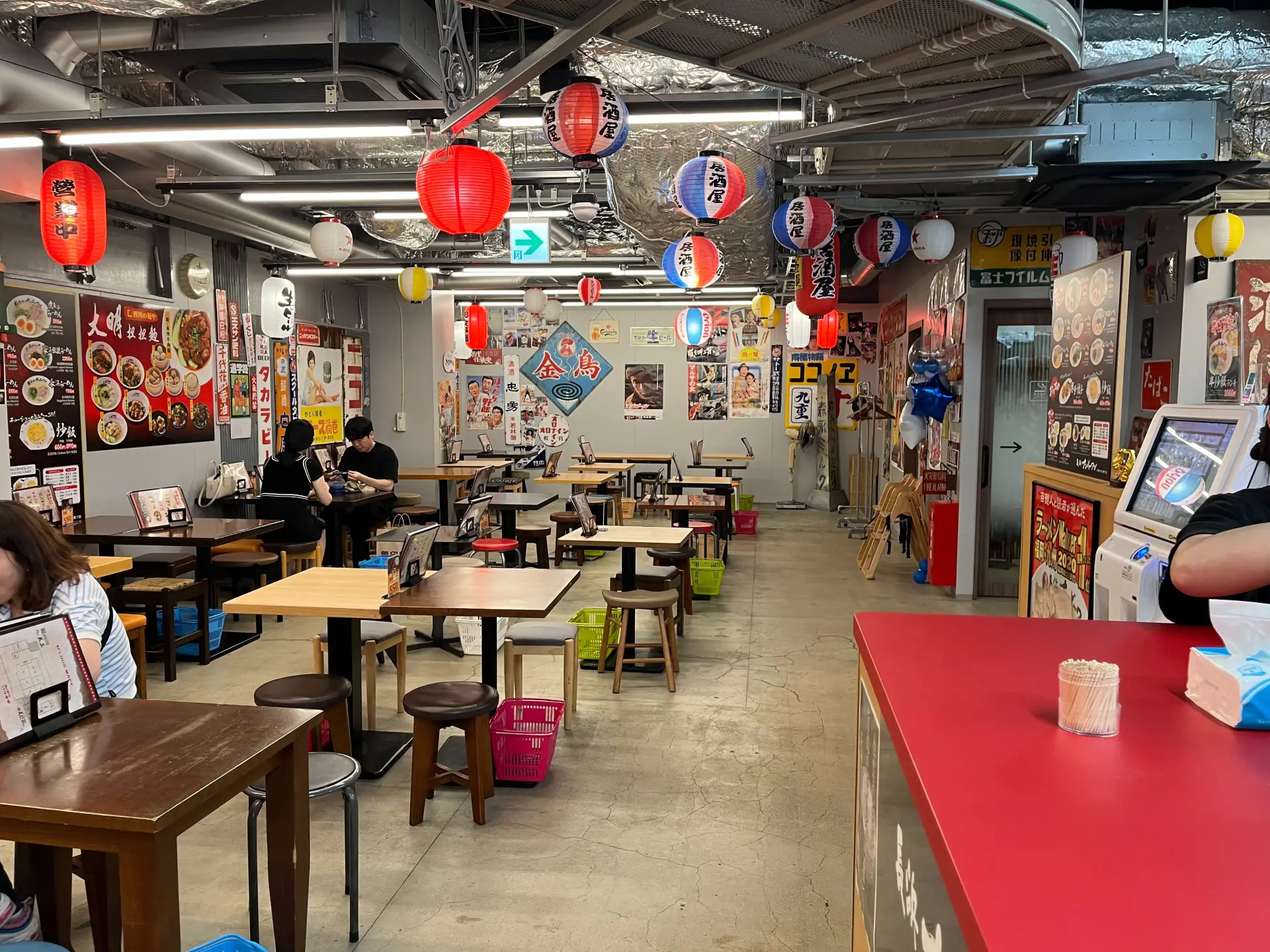 散发昭和复古氛围的怀旧街景