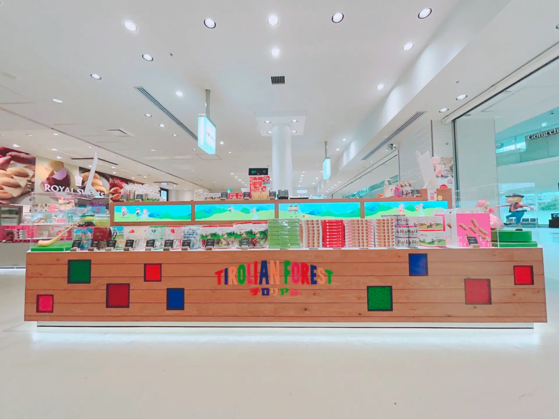 位於福岡機場內的「TIROLIAN 機場店」