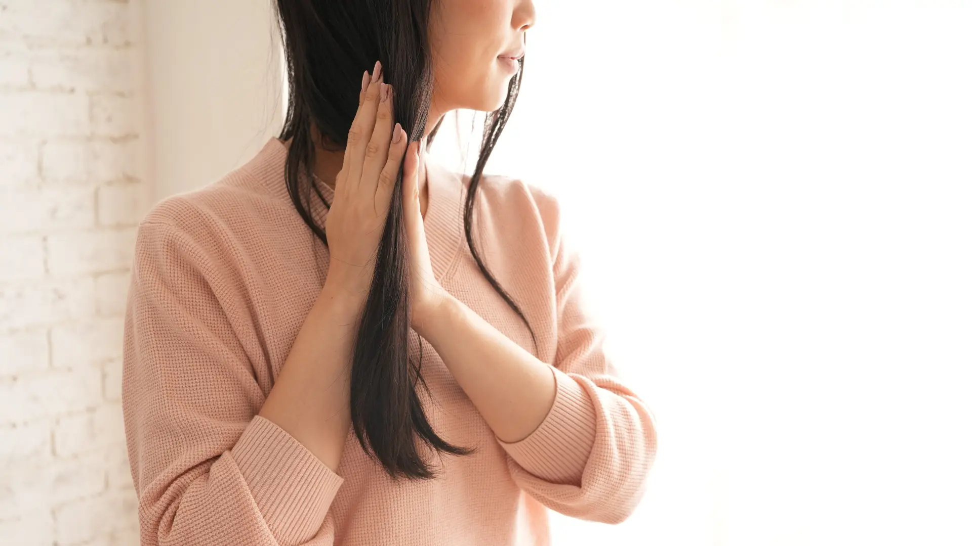 After shampooing, lightly squeeze out excess water, take an appropriate amount in your hands, and work it through your hair evenly.