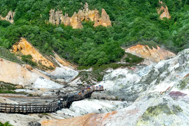 湯けむりに包まれた登別地獄谷で、雄大な自然景観を楽しむ